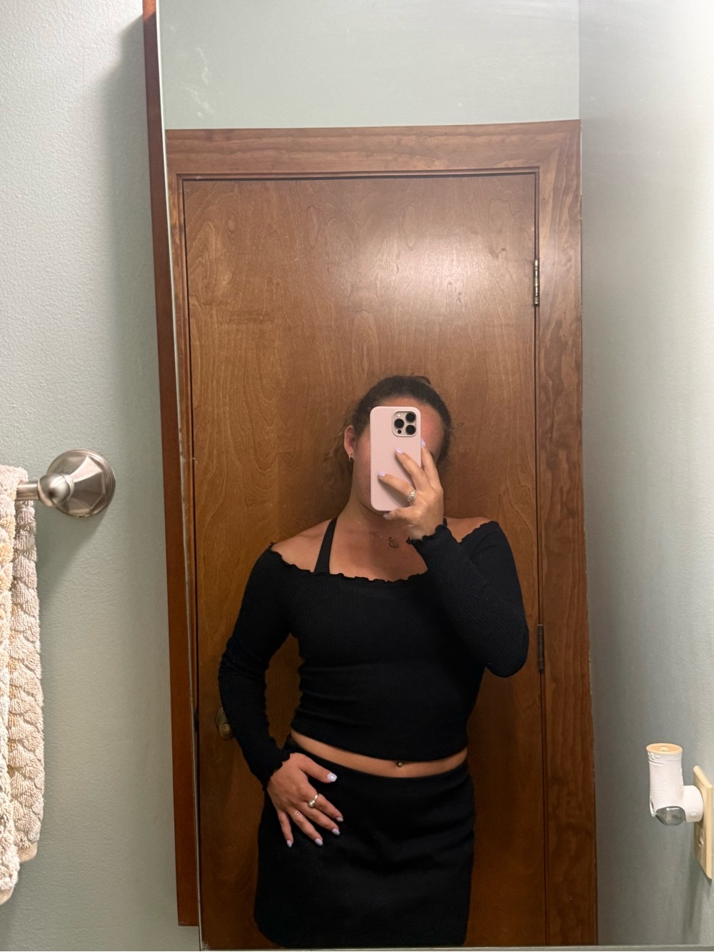 Black Ribbed Off-Shoulder Crop Top - Picture 3 of 4